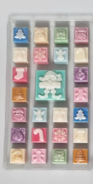 Intérieur du calendrier de l’Avent avec des fondants parfumés artisanaux